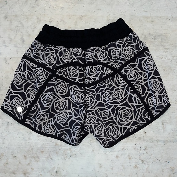 Lululemon Tracker Short III *4-way Stretch
Posey Black White / Black | size 4 - Picture 3 of 9